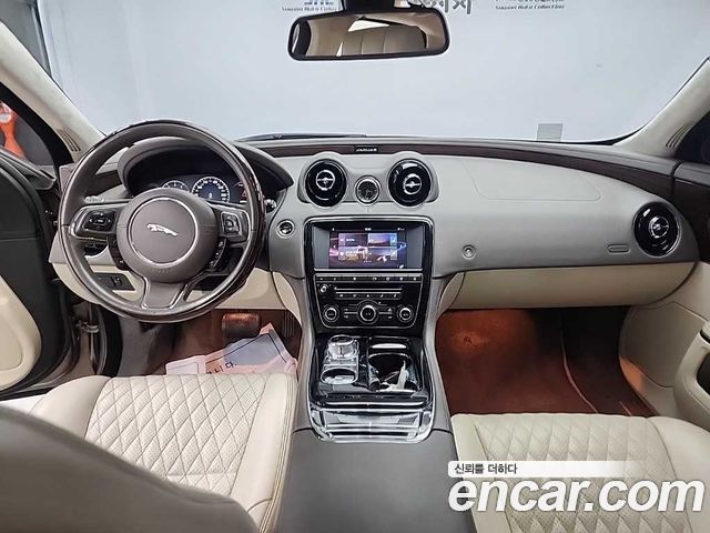 Jaguar XJ — interior