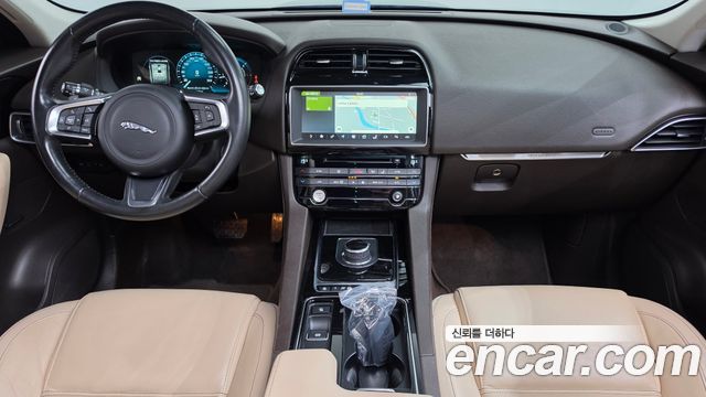 Jaguar F-Pace — interior