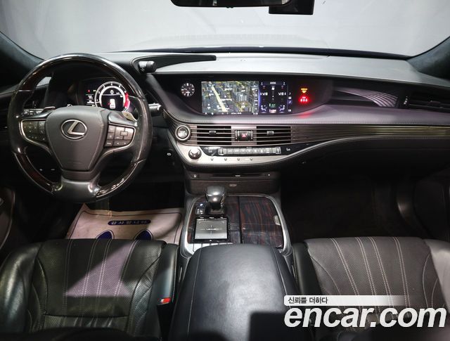 Lexus LS — interior