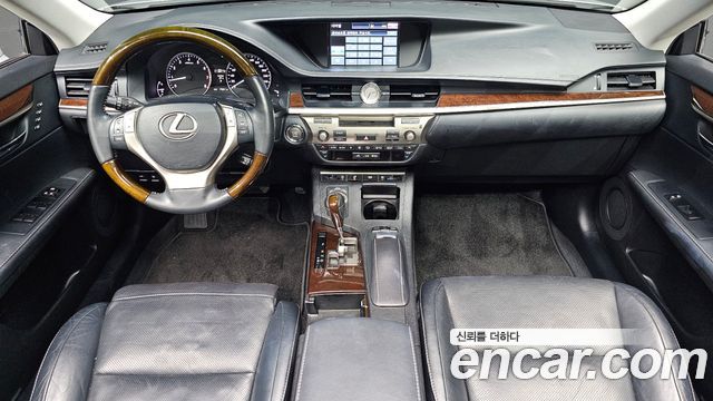 Lexus ES — interior