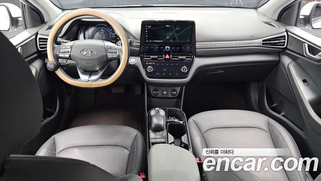Hyundai Ioniq — interior