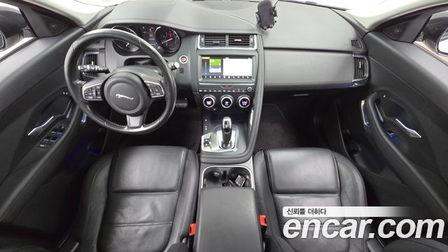 Jaguar E-Pace — interior