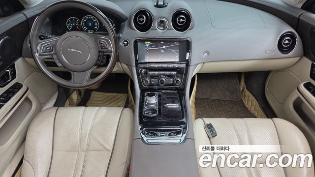 Jaguar XJ — interior