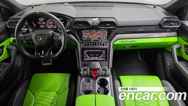Lamborghini Urus — interior