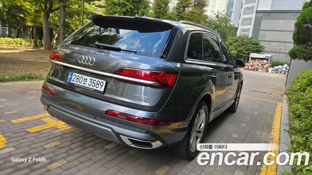 Audi Q7 — interior