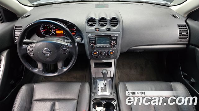 Nissan Altima — interior