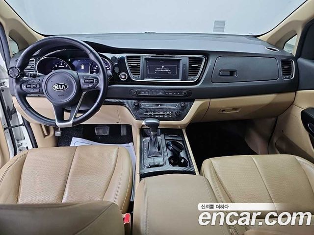 Kia Carnival — interior