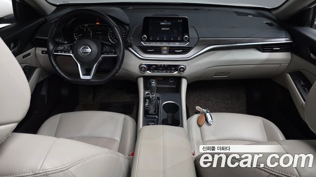 Nissan Altima — interior