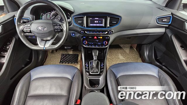 Hyundai Ioniq — interior
