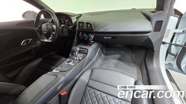 Audi R8 — interior