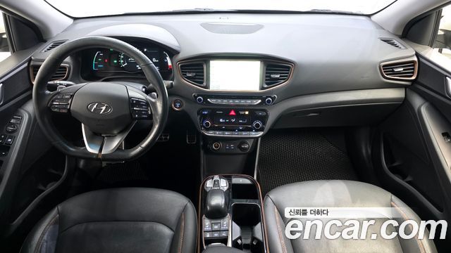 Hyundai Ioniq — interior