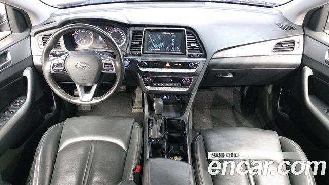 Hyundai Sonata — interior