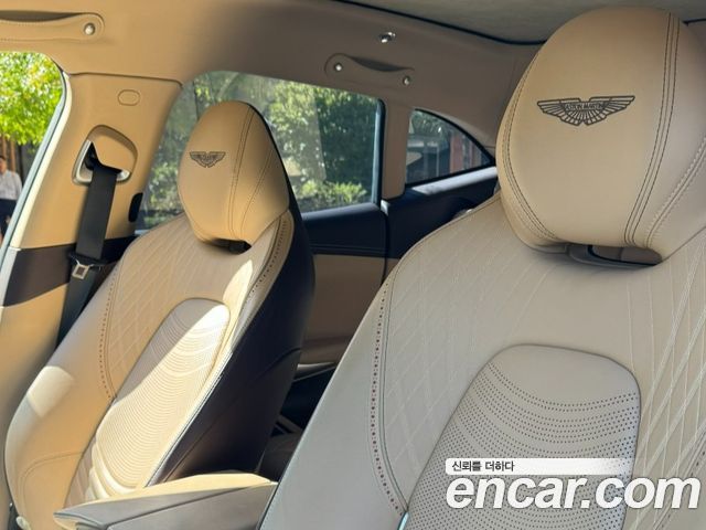 Aston Martin DBX — interior