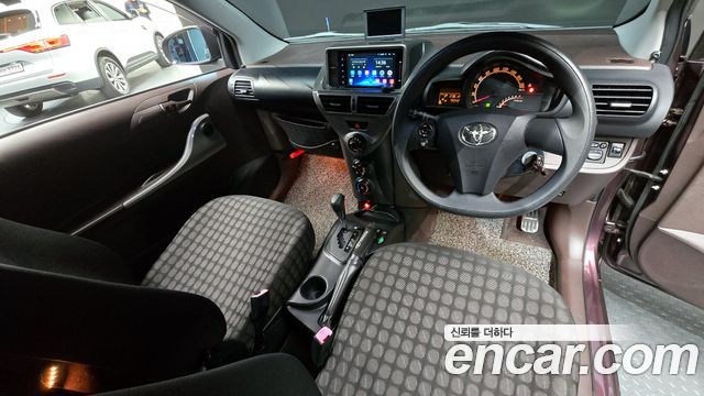 Toyota iQ — interior