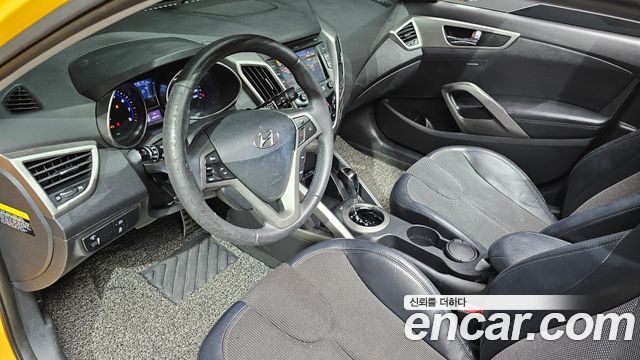 Hyundai Veloster — interior