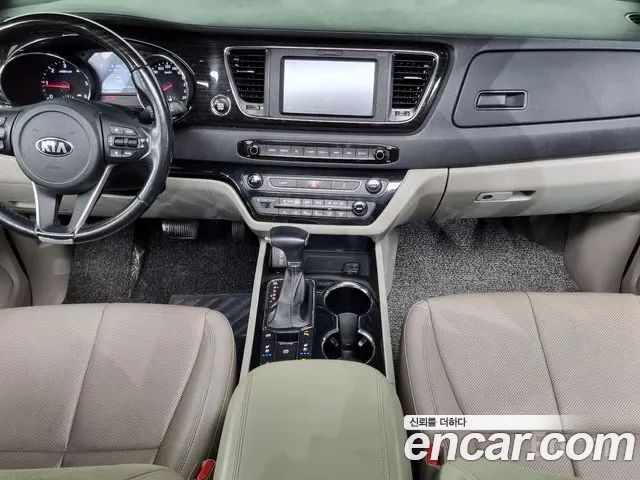 Kia Carnival — interior