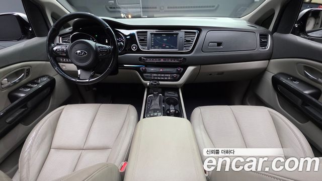 Kia Carnival — interior