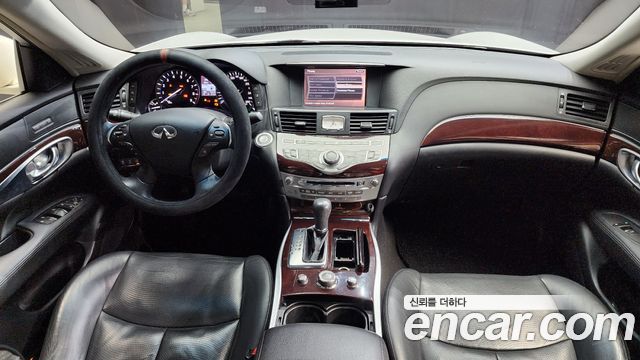 Infiniti M — interior
