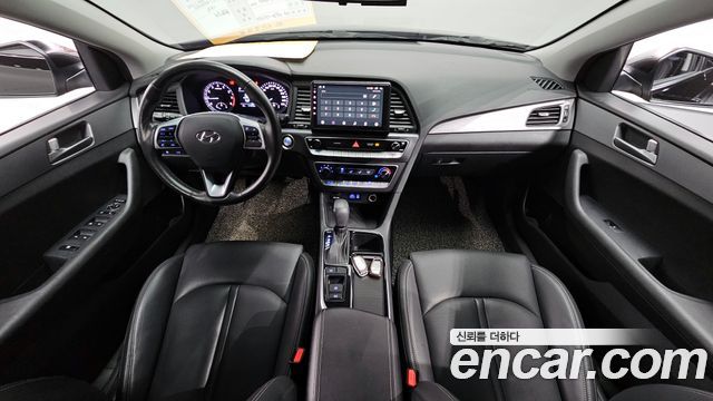 Hyundai Sonata — interior