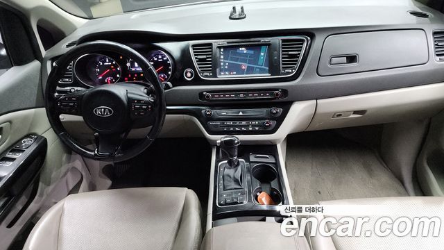 Kia Carnival — interior