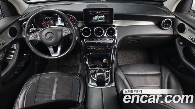 Mercedes-Benz GLC-Class — interior