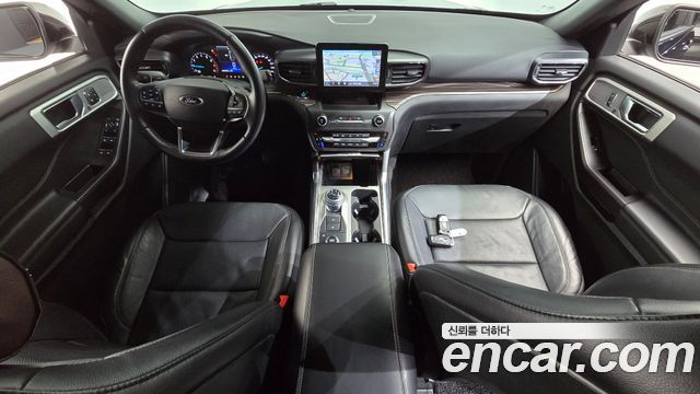 Ford Explorer — interior