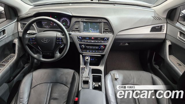 Hyundai Sonata — interior