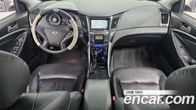 Hyundai Sonata — interior