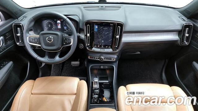 Volvo XC40 — interior