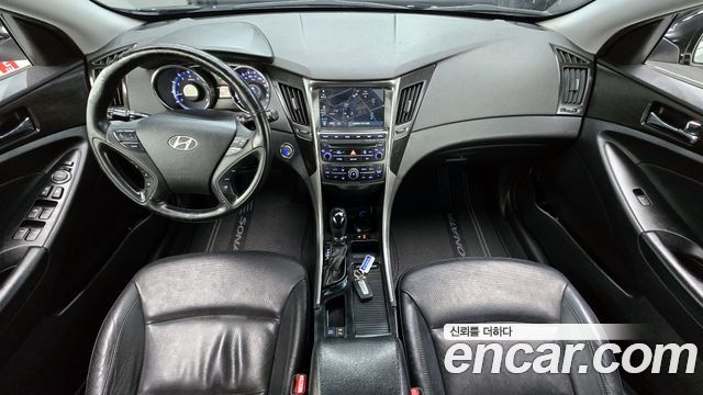 Hyundai Sonata — interior