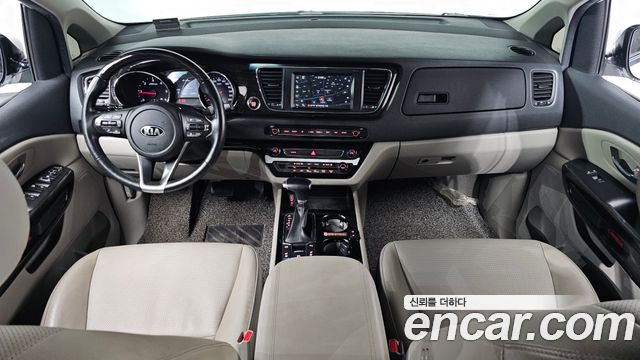 Kia Carnival — interior