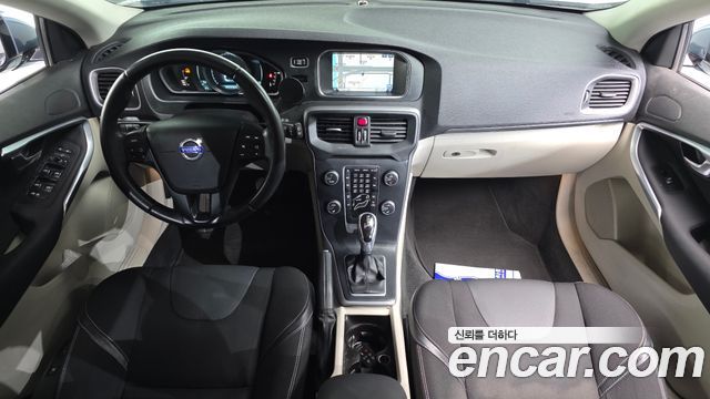 Volvo V40 — interior