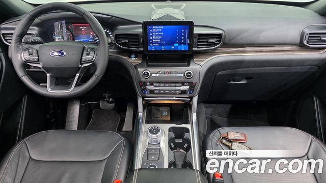 Ford Explorer — interior