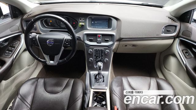 Volvo V40 — interior