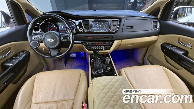 Kia Carnival — interior