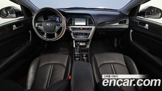 Hyundai Sonata — interior