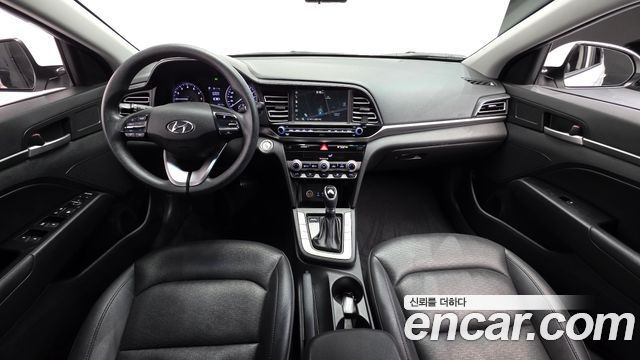 Hyundai Avante — interior