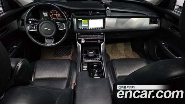 Jaguar XF — interior