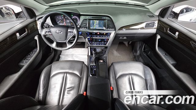 Hyundai Sonata — interior