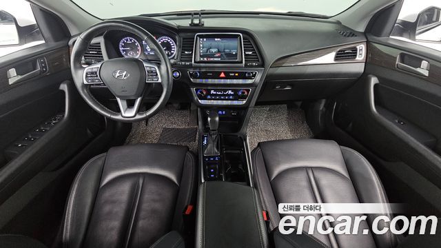 Hyundai Sonata — interior