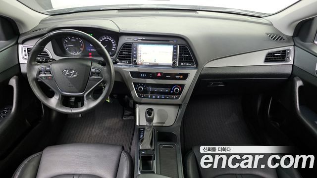 Hyundai Sonata — interior