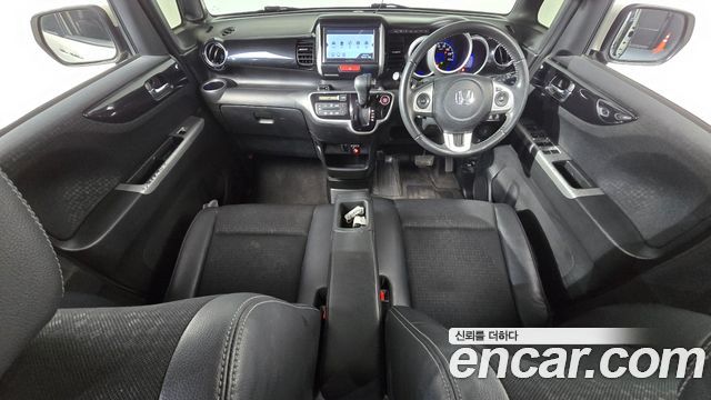 Honda N-BOX — interior