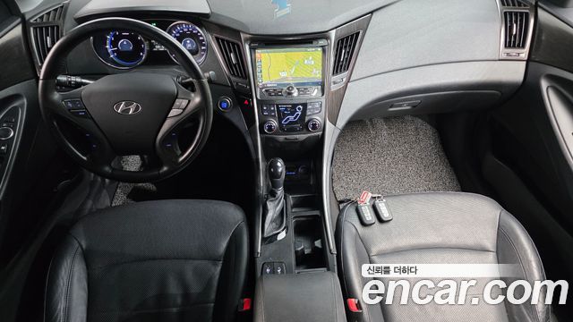 Hyundai Sonata — interior