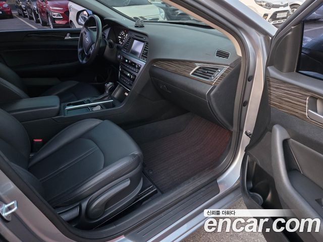Hyundai Sonata — interior