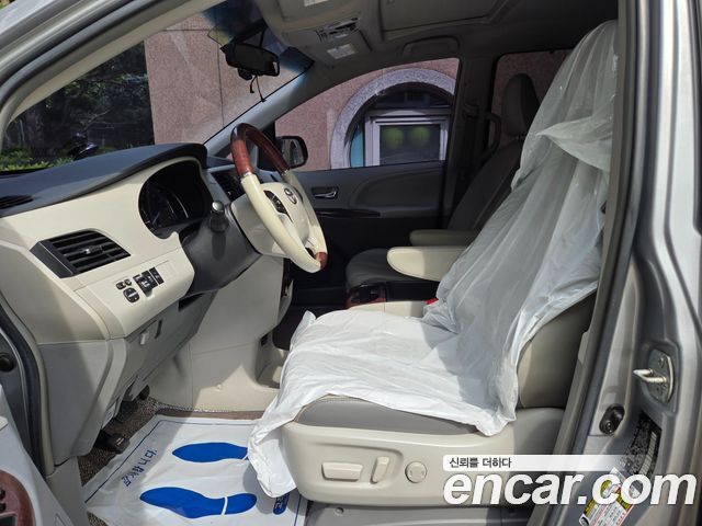 Toyota Sienna — interior