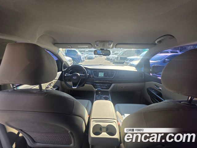 Kia Carnival — interior