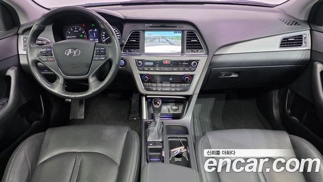 Hyundai Sonata — interior