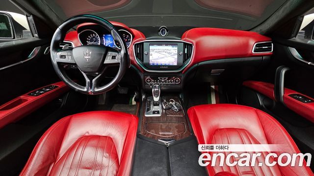 Maserati Ghibli — interior