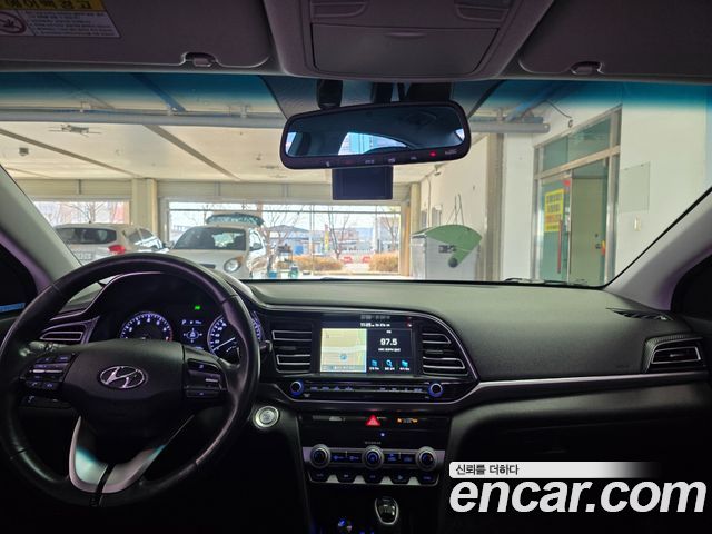 Hyundai Avante — interior