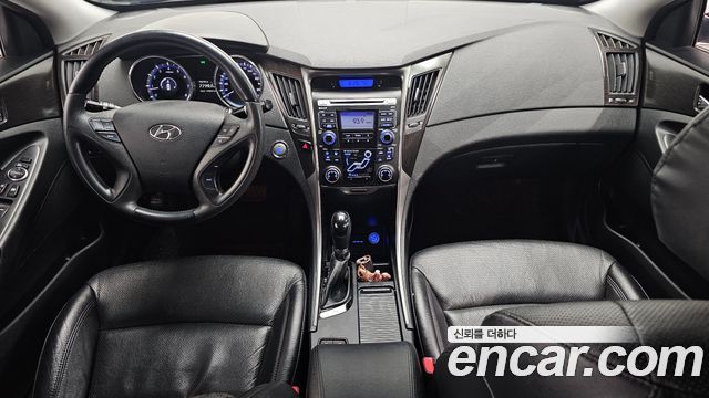 Hyundai Sonata — interior